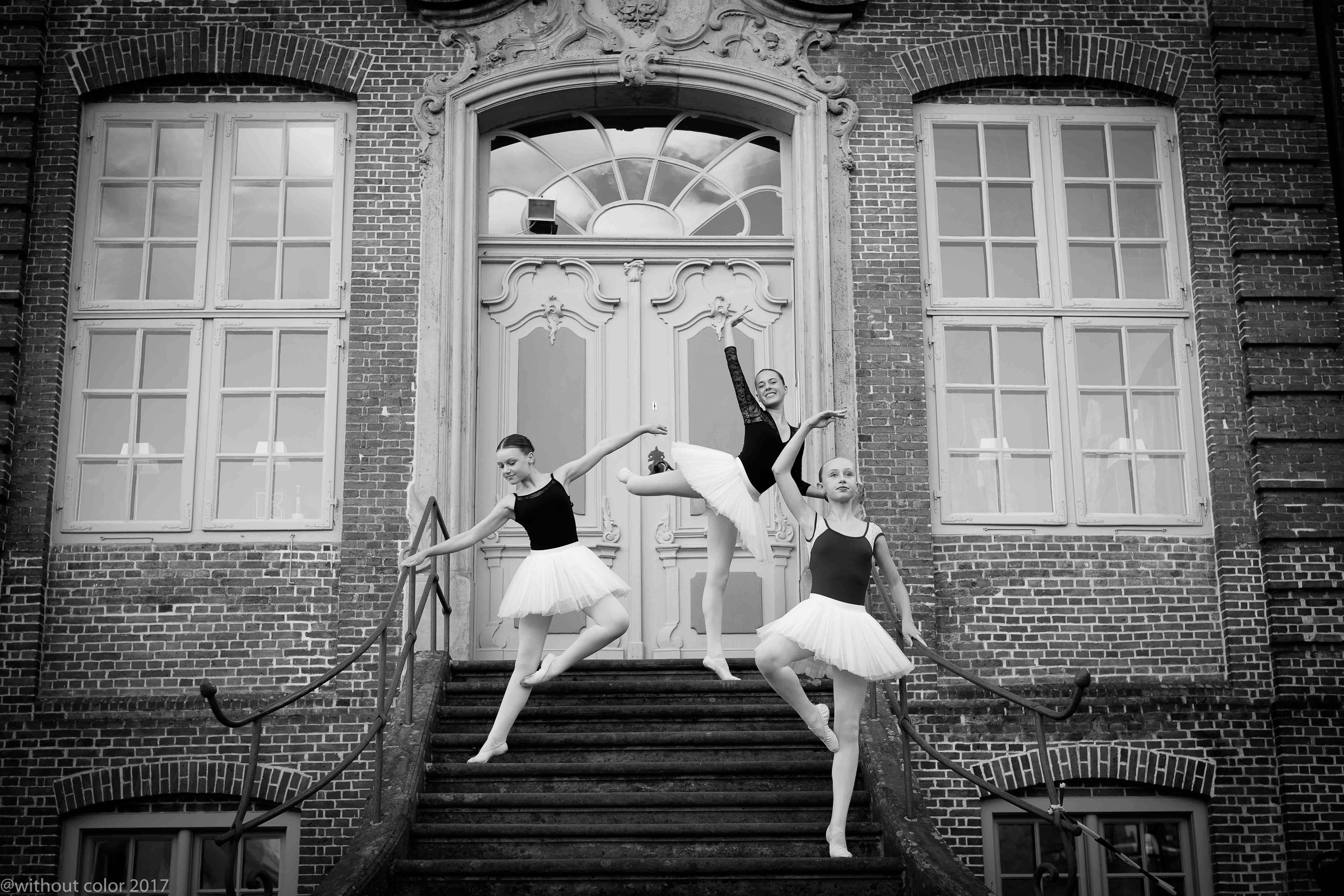 Ballerinas der Ballettschule Geigenberger auf der Treppe eines historischen Gebäudes
