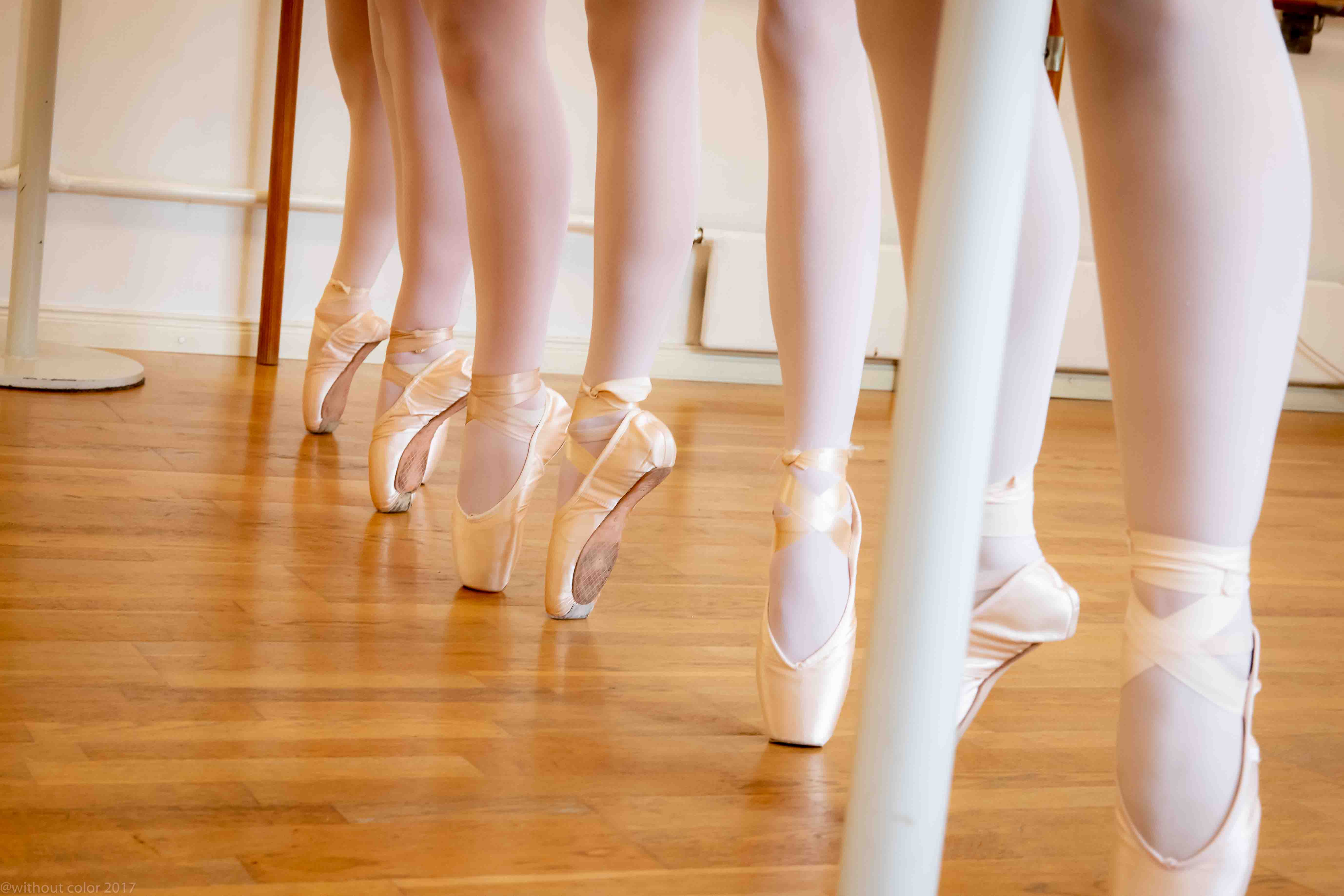 Spitzentanz – Detailaufnahme von Tänzerinnen auf Spitzenschuhen