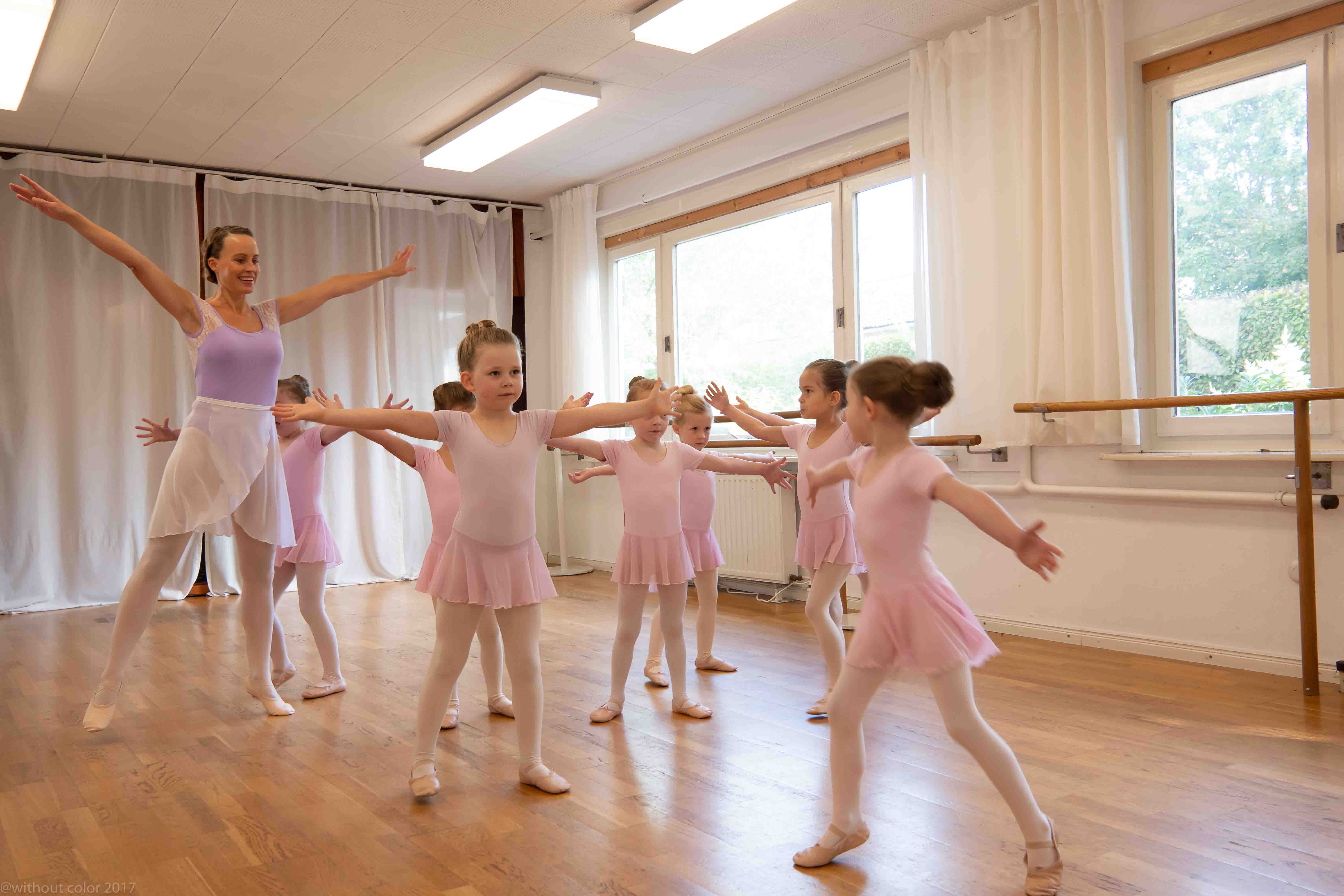 Ballett für Kinder – Mädchen in rosa Trikots mit Anika Geigenberger